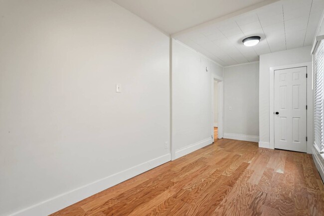 Building Photo - 42 Saratoga Ave