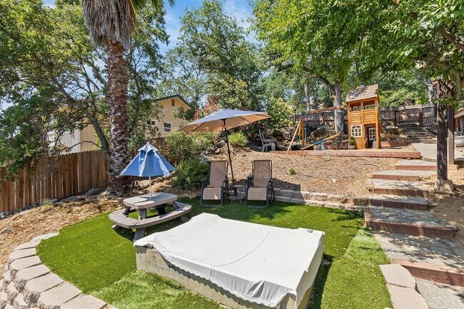 Building Photo - Luxury 5 Bedroom Home with Panoramic Views...