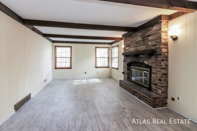 Building Photo - 9011 W 105th St