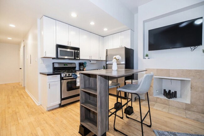 Building Photo - 2544 N Burling St