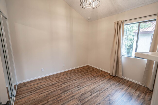 Building Photo - 3 Bedroom Townhome for Rent in Canyon Coun...