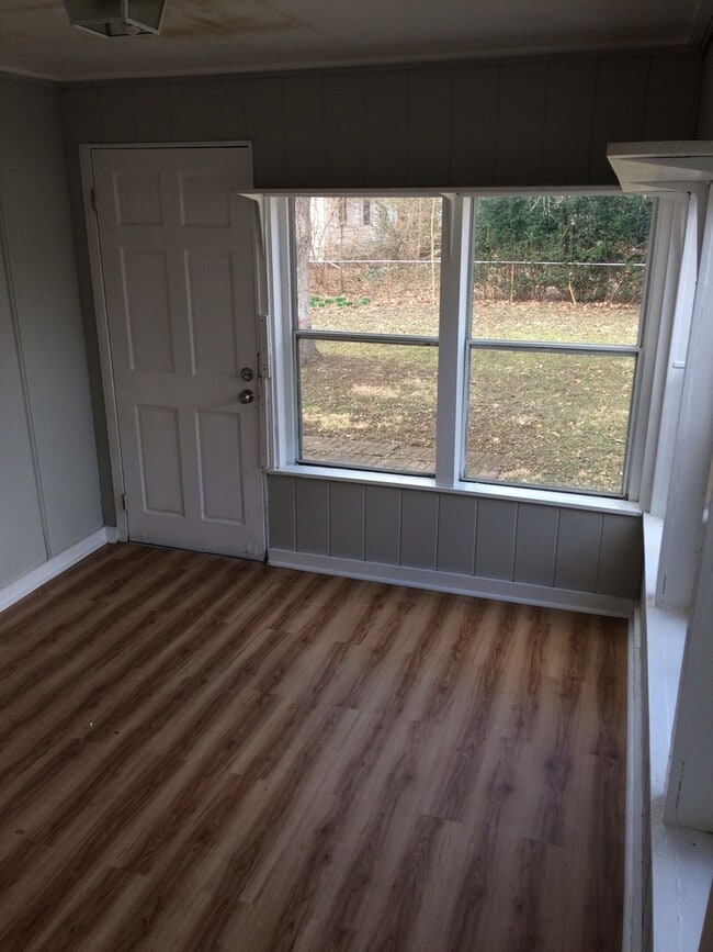 Building Photo - 3 bed/1bath - Great location