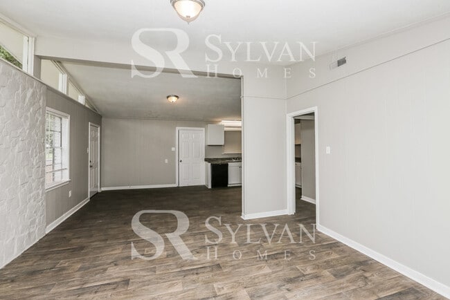 Building Photo - Spacious one-level living