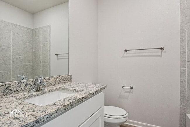 Building Photo - 300 Ridgeland Oak Dr