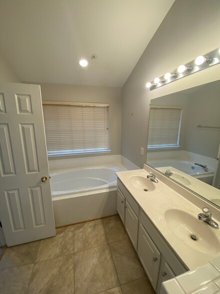 Building Photo - 5830 Shady Oak Ln