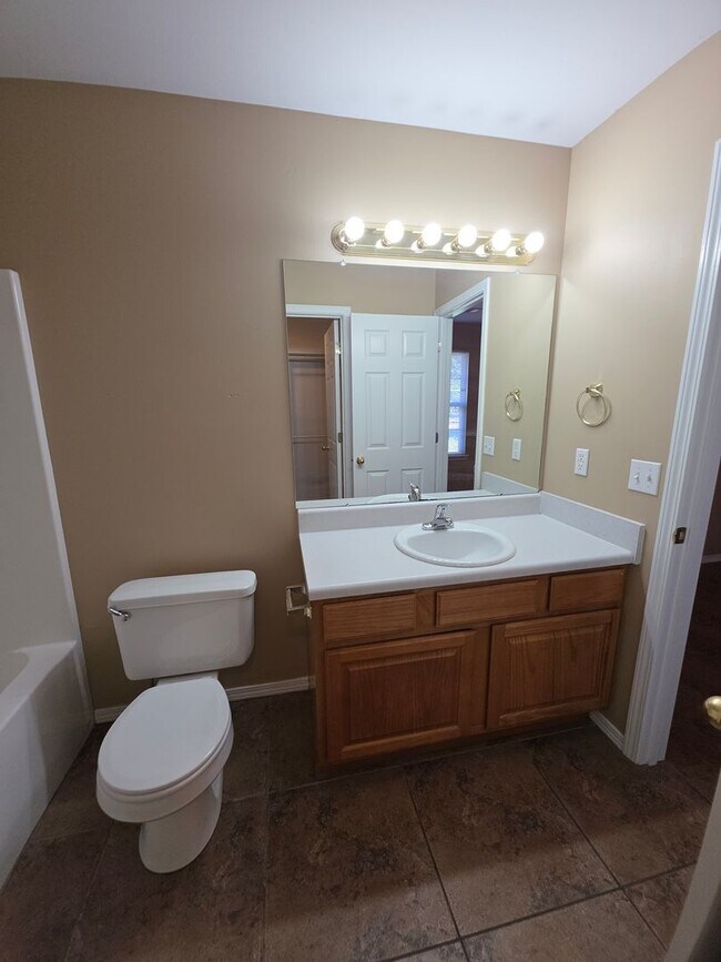 Building Photo - 401 E 11th St