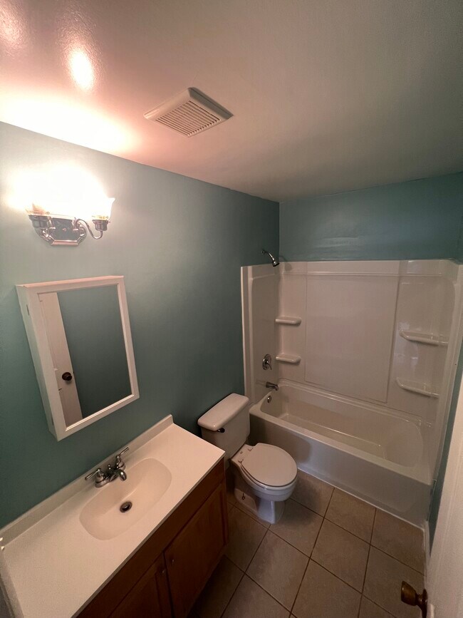 Bathroom main floor - 536 Millshire Dr
