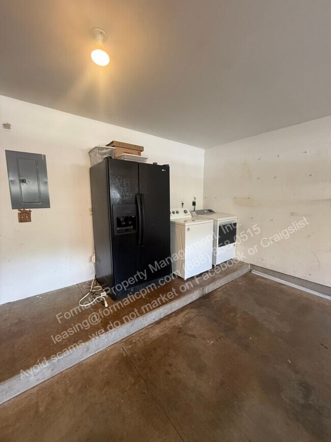 Building Photo - 87-1062-1062 Huamoa St