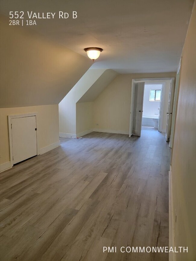 Building Photo - 2 bed/1 bath duplex (available now)