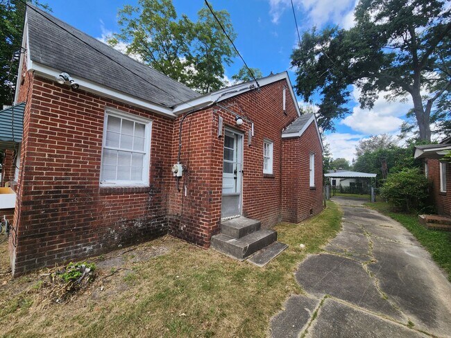 Building Photo - 3 Bedroom 2 Bath with Carport and Fenced Yard in Midtown Columbus