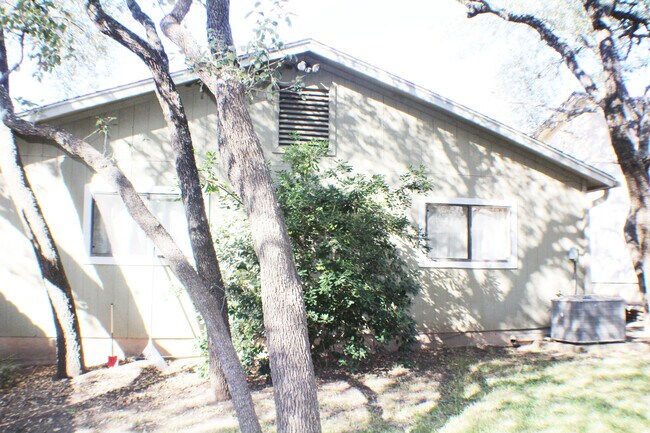 Building Photo - Lovely rental home near UTSA and USAA. Rea...