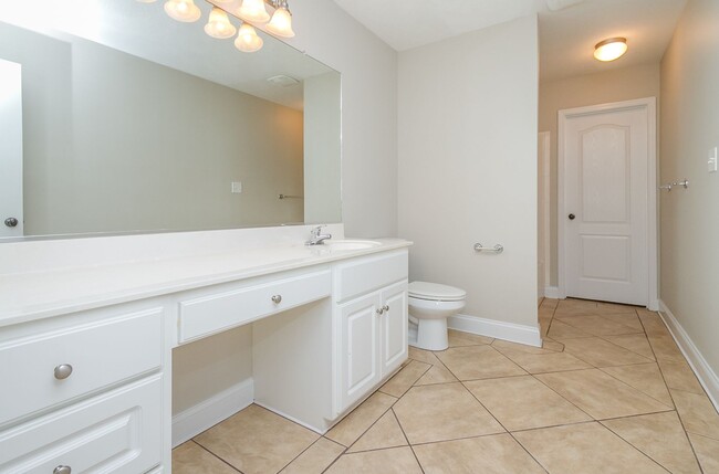 Building Photo - 823 Landing Dr