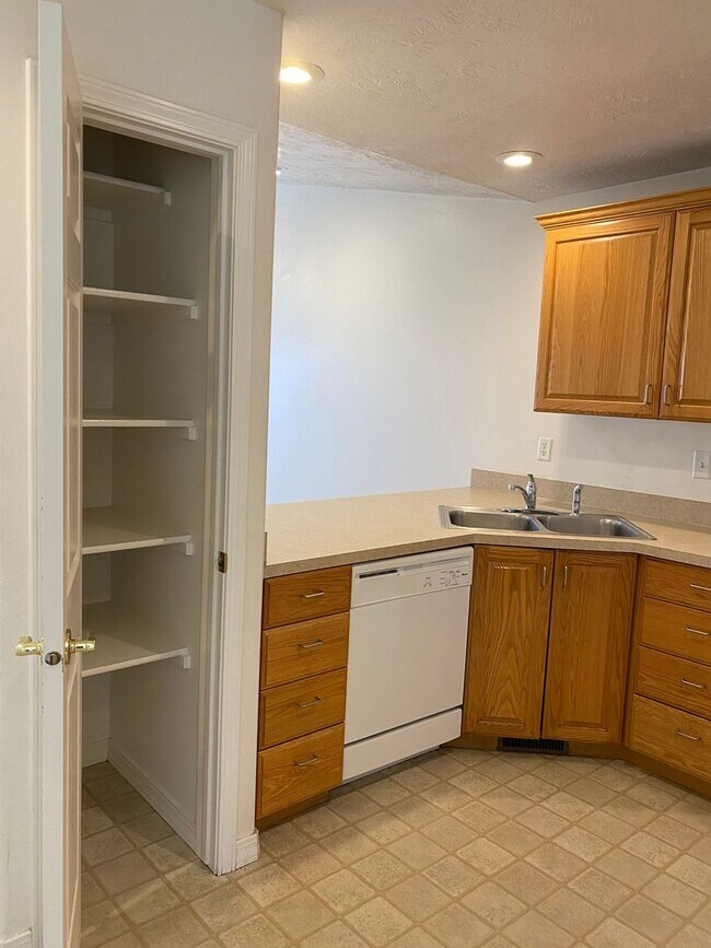 Building Photo - 2 Bed, 1 Bath Rocky Mountain Townhome w/ Garage & In-Unit Laundry