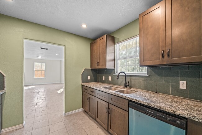 Building Photo - 6911 Sherwood Dr