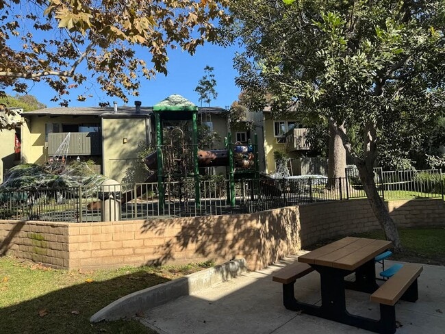 Building Photo - Renovated 2 Bedroom/ 1 Bathroom Condo Available in Culver City $2,600! *MOVE-IN SPECIAL*