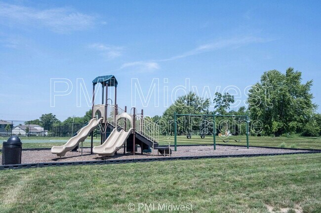 Building Photo - 581 Roosevelt St