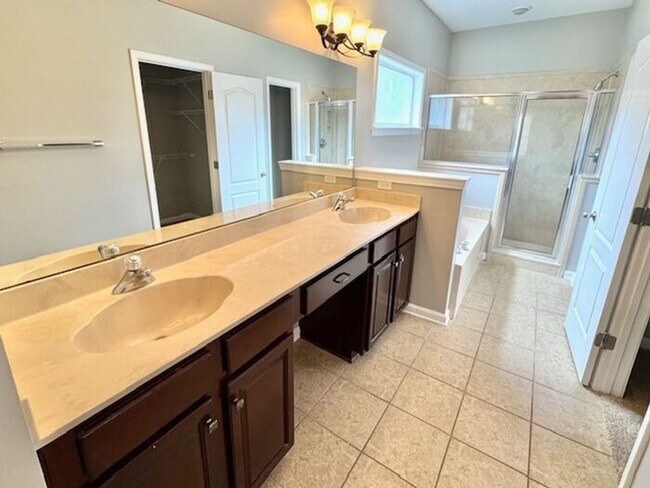 Building Photo - Fantastic Home In A Great Location! Spacio...