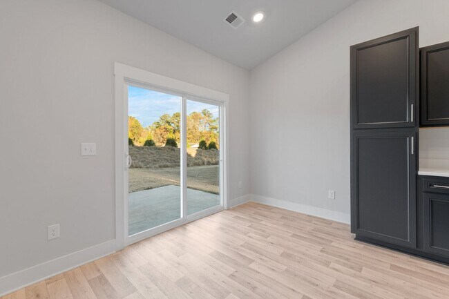 Building Photo - Beautiful 4 Bedroom Home