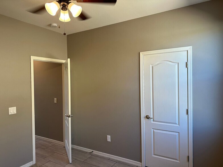 Building Photo - 1445 W Locke Dr