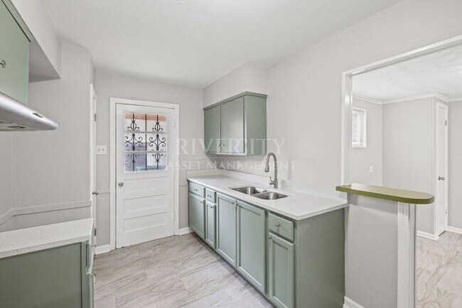 Building Photo - DON'T MISS OUT ON THIS BERCLAIR BEAUTY!!!!!!! Section 8 Welcomed !!!!