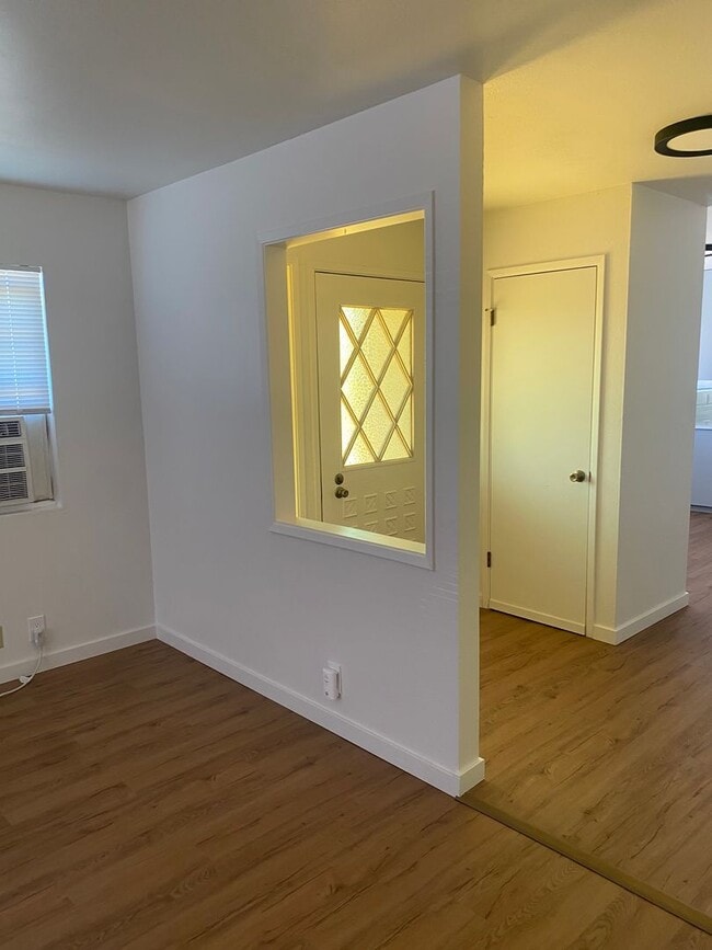 Building Photo - **Newly Remodeled and Updated 2 Bedroom/ 1...