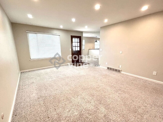 Building Photo - 495 Ash St