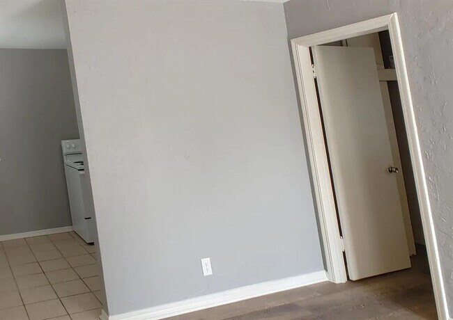 Building Photo - 1017 Elm Ave