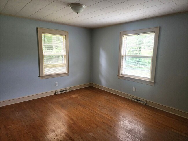 Building Photo - 4 Bed 2 Bath Home Mount Airy, NC
