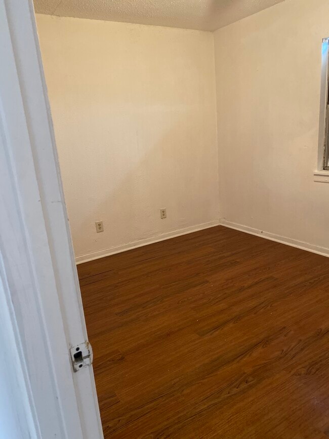 Building Photo - 306 W Valley Rd