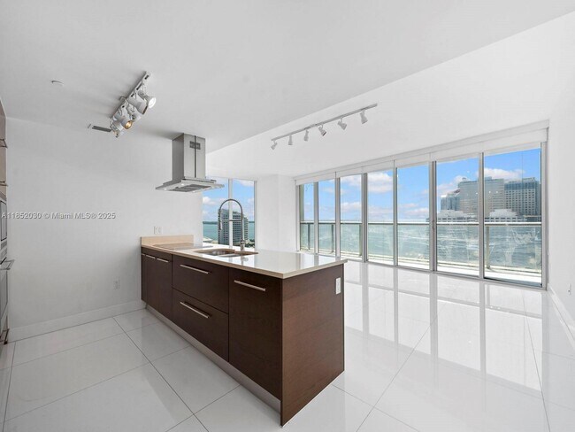 Building Photo - 495 Brickell Ave