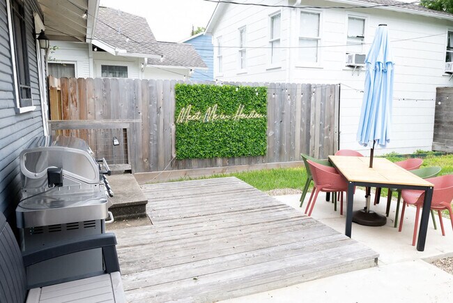 Building Photo - 725 Peddie St