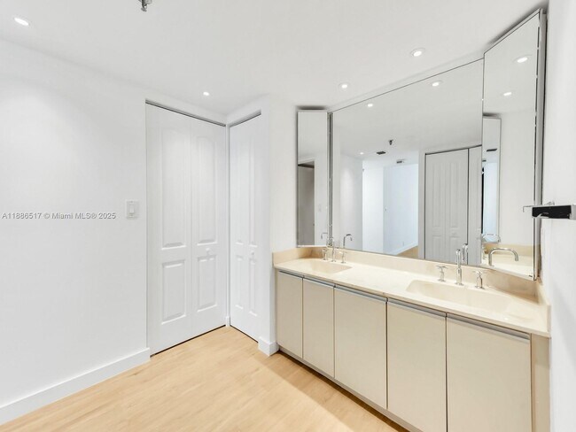 Building Photo - 520 Brickell Key Dr
