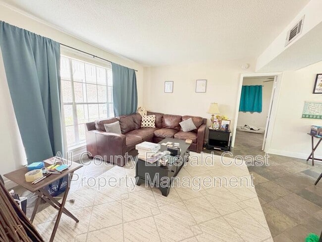 Building Photo - 105 Country Club Dr