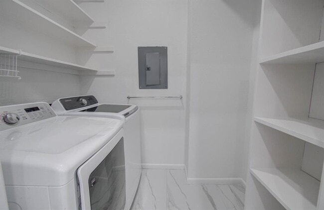 Building Photo - 5867 Sugar Hill Dr