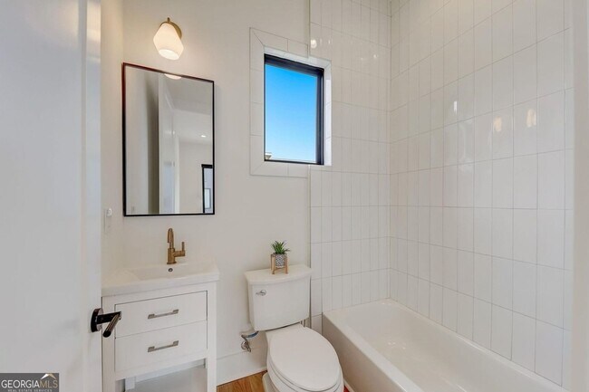 Building Photo - 239 Lowry St NE