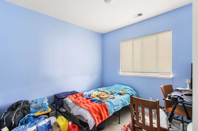 Building Photo - Short term room for rent