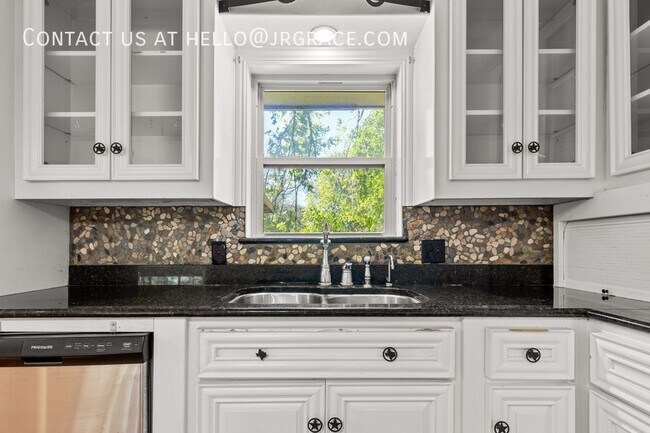 Building Photo - 525 W 4th St