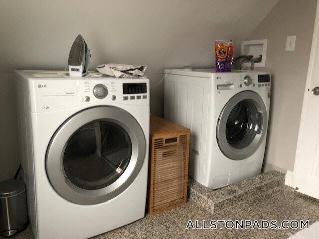 Building Photo - 77 Linden St