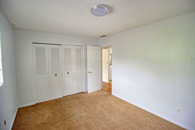 Building Photo - 205 E Esther St