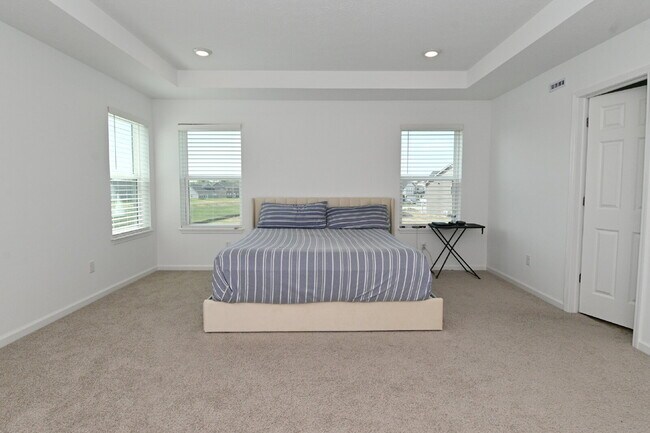 Building Photo - "Spacious 5-Bedroom Retreat with Luxurious Quartz Countertops & Fireplace on Deerberg Drive!"