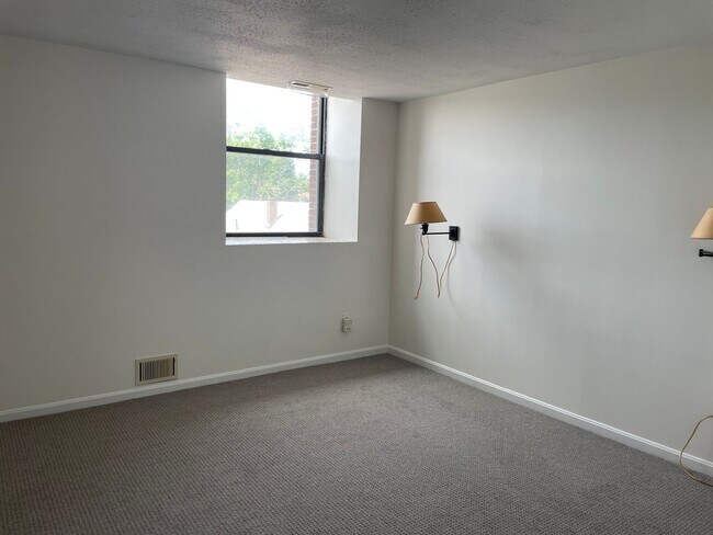 Building Photo - 34 Newhall St