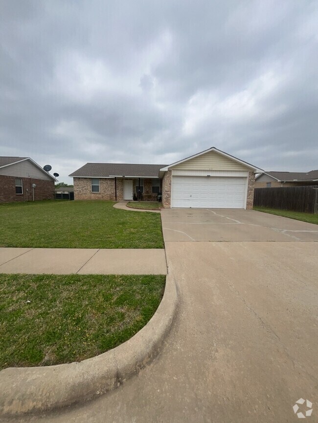 Building Photo - 3/2/2 Old Granbury Estates! Very nice home...