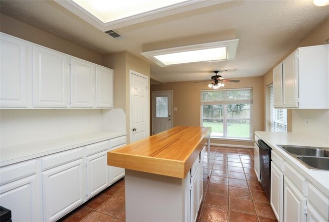 Building Photo - 22815 Red River Dr
