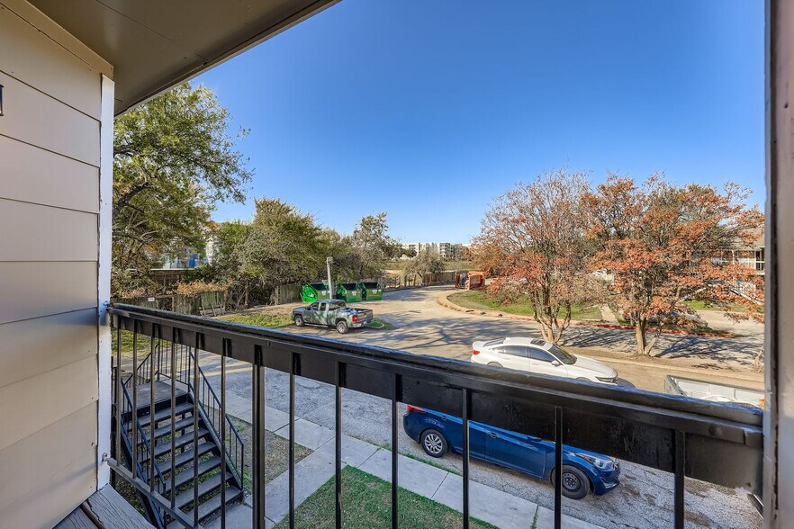 Building Photo - Room in Apartment on West Loop