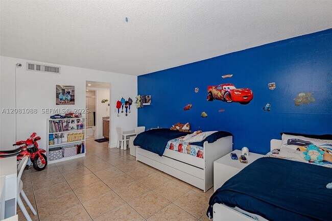 Building Photo - 3475 N Country Club Dr