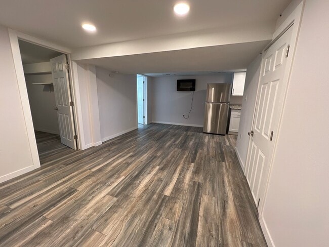 Building Photo - Garden-level 2 bed, 1 bath Half-Duplex in ...