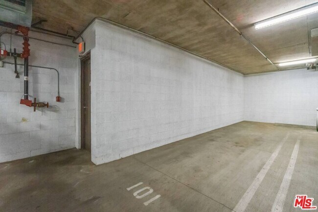 Building Photo - 1825 Fox Hills Dr