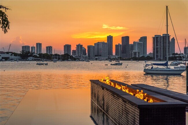 Building Photo - 440 S Hibiscus Dr