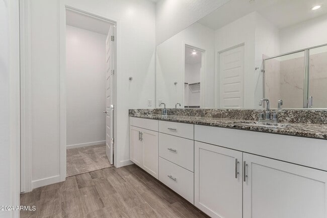 Building Photo - 3830 E Rainbow Dr