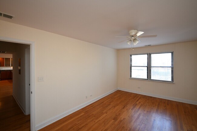 Building Photo - 1711 W Jarvis Ave
